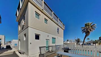 House (4 Bedrooms) | Front of property