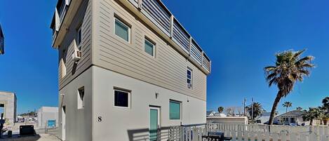 House (4 Bedrooms) | Front of property