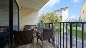Condo, Multiple Beds, Kitchen (Bayview Beach Condo) | Property grounds