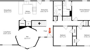 Plano de planta que muestra un comedor, cocina, área de comedor, baño, habitación principal, sala de estar, sala de juegos y armario.