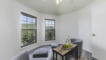 Studio (3 Bedrooms) | Property amenity