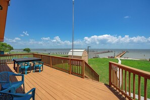 Outdoor dining - Forever Paradise (Taft)