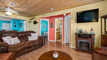 Casa, varias camas, patio | Área de sala de estar | Televisión