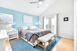 Une chambre à coucher avec un lit, un banc, un bureau et une fenêtre.