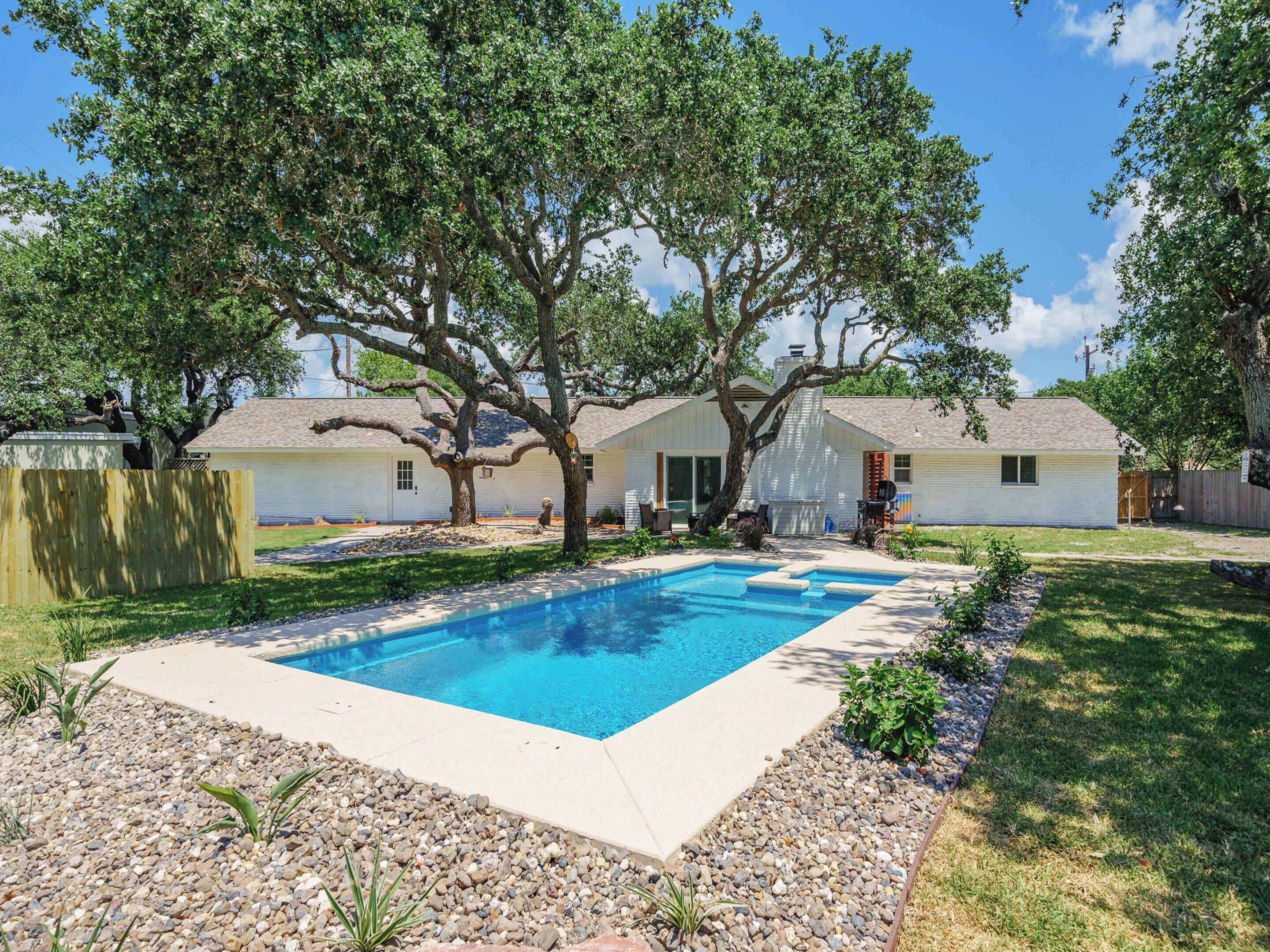 House (5 Bedrooms) | Pool