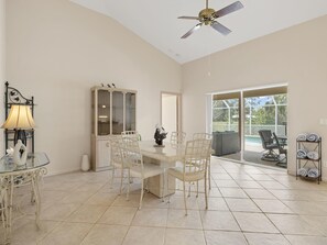 獨棟房屋, 多張床, 庭院, 泳池景觀 | 用餐區