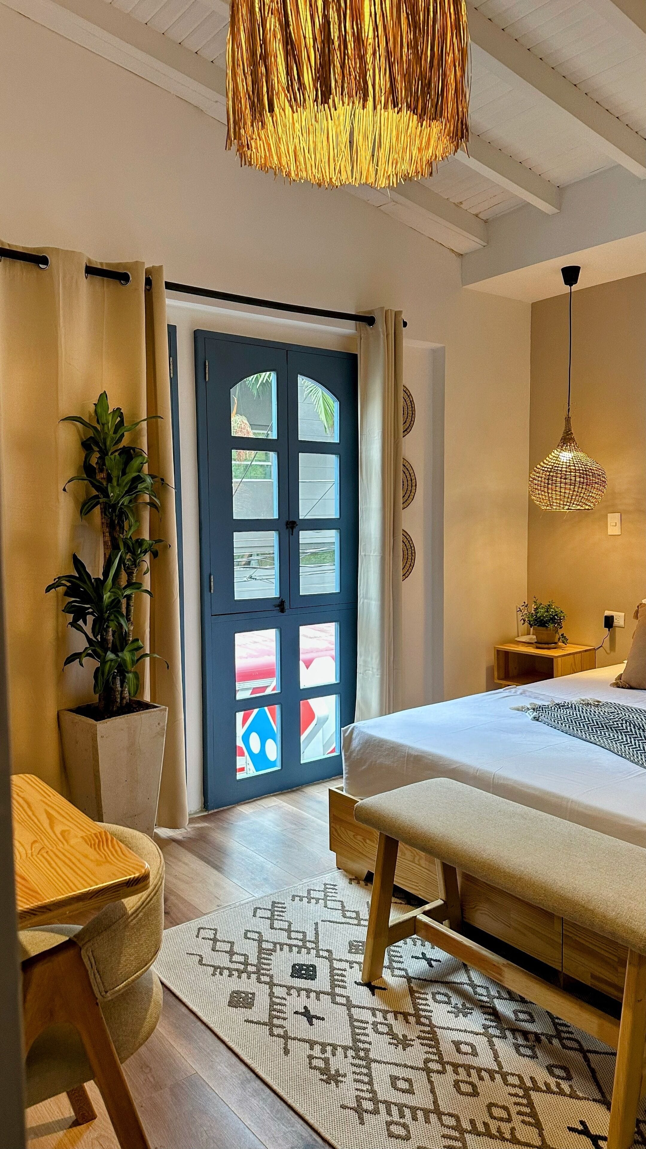 1 habitación, decoración personalizada y escritorio 