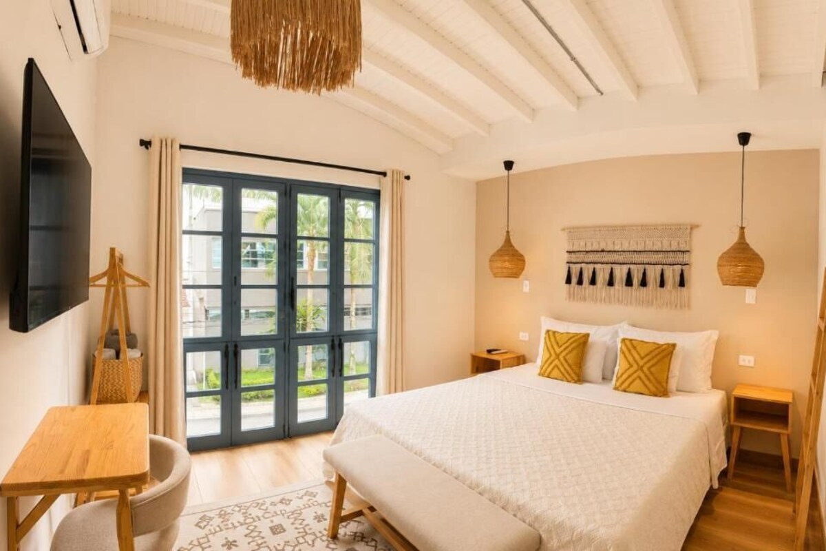 Standard Room, 1 King Bed | 1 bedroom, desk, soundproofing, iron/ironing board (on request)