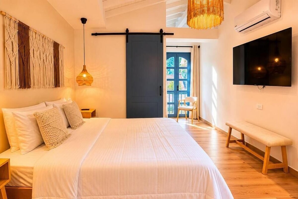 Standard Room, 1 Queen Bed | 1 bedroom, desk, soundproofing, iron/ironing board (on request)