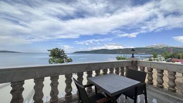 Habitación Deluxe, 1 habitación, vista al lago | Terraza o patio
