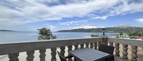 Chambre Deluxe, 1 chambre, vue lac | Terrasse/Patio