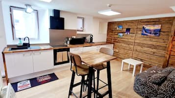 Fridge, microwave, oven, coffee/tea maker