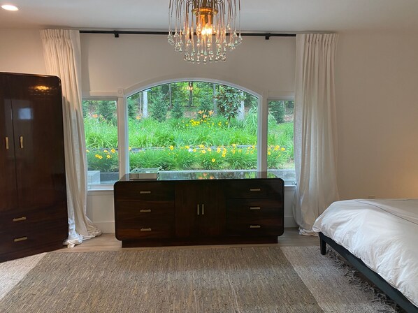 8 bedrooms, iron/ironing board, free WiFi, bed sheets