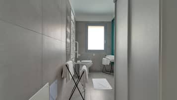Quadrupla Exclusive - Camera X | Bagno | Doccia, soffione a pioggia, asciugacapelli, bidet