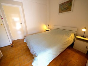 2 bedrooms, iron/ironing board, WiFi
