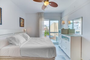 Iron/ironing board, free WiFi, bed sheets - HomeForGuest Bright studio in La Carihuela near the beach (Torremolinos)