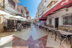 Outdoor dining - HomeForGuest Bright studio in La Carihuela near the beach (Torremolinos)