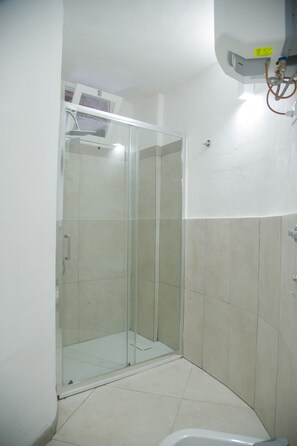 Douche, sèche-cheveux, bidet, serviettes fournies