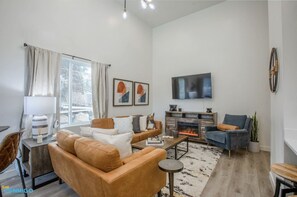 Smart TV, fireplace