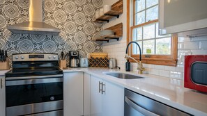 Micro-ondes, four, lave-vaisselle, serviettes en papier