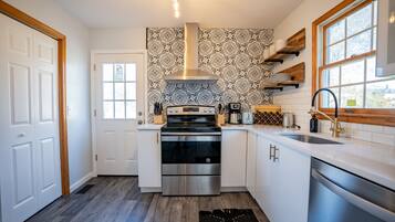 Micro-ondes, four, lave-vaisselle, serviettes en papier