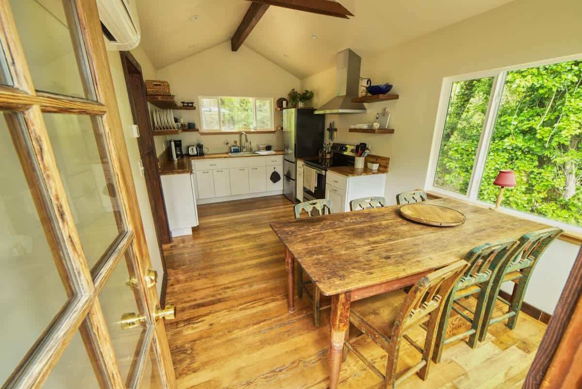 冷蔵庫、電子レンジ、オーブン、コンロ