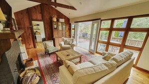 Smart TV, offices - Rivers Breeze - Wine Tastings Included (Healdsburg)