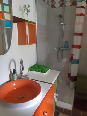 Dusche, kostenlose Toilettenartikel, Haartrockner, Bademäntel