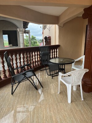 Property grounds - Beautiful and spacious three bedroom apartment, 10 minutes walk to the beach (Freetown)