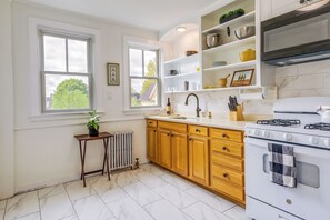 Réfrigérateur, micro-ondes, plaque de cuisson, cafetière/bouilloire