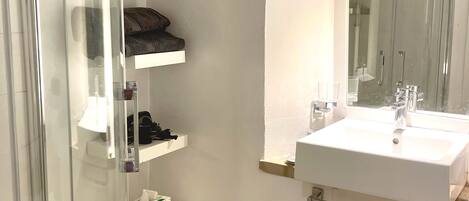 Haartrockner, Handtücher, Seife, Toilettenpapier