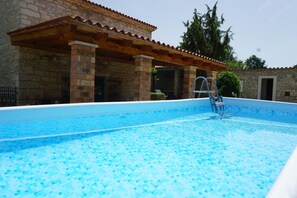 حمّام سباحة خارجي