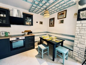 ثلاجة، فرن، موقد طهي مسطح، غسالة أطباق