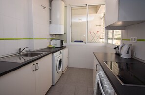 Een koelkast, een magnetron, een oven, een kookplaat