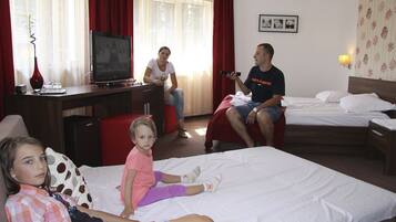 9 quartos, ferros/tábuas de passar roupa, Wi-Fi, roupa de cama
