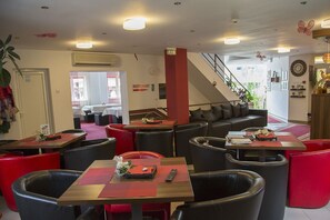 Dining - Family friendly villa, restaurant, playgrounds, large yard, ski resort (Predeal)