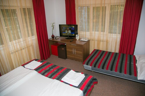 Family friendly villa, restaurant, playgrounds, large yard, ski resort