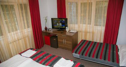 Family friendly villa, restaurant, playgrounds, large yard, ski resort