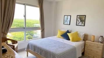 2 slaapkamers, een bureau, een strijkplank/strijkijzer, reisbedje