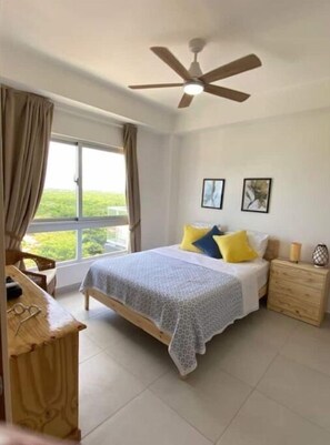 2 habitaciones, escritorio y tabla de planchar con plancha 