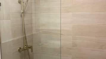 Een douche, een haardroger, handdoeken, zeep