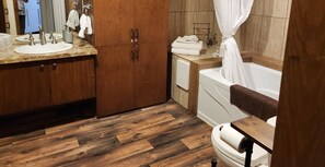 Standard-Vierbettzimmer | Badezimmer | Kostenlose Toilettenartikel, Haartrockner, Handtücher, Seife