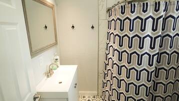 Suihku, hiustenkuivaaja, pyyhkeet, saippua