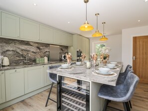 Fridge, dishwasher, electric kettle, toaster - Stag Cottage (Poole)