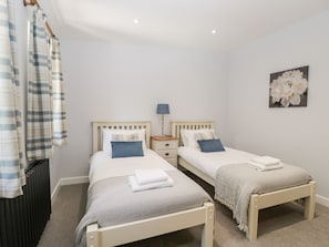 2 kamar tidur dan didekorasi berbeda-beda