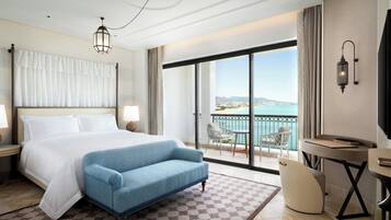 Deluxe suite, 1 slaapkamer | Luxe beddengoed, bedden met traagschuimmatrassen, een minibar