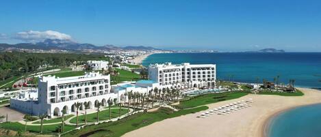 A la platja, platja de sorra blanca i bar a la platja