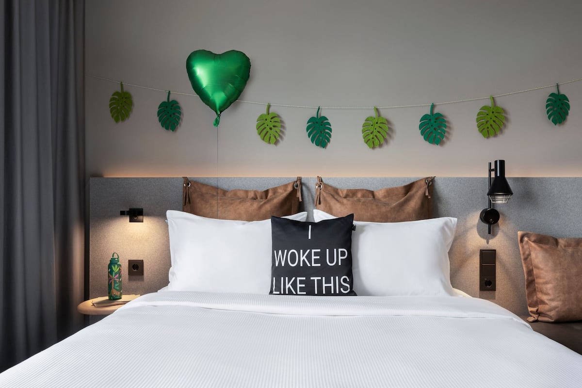 Habitación, 1 cama Queen size | Ropa de cama hipoalergénica y espacio para trabajar con laptop