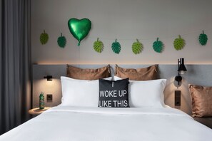 Room, 1 Queen Bed | Hypo-allergenic bedding, laptop workspace, blackout curtains - Moxy Vienna City East (Vienna)