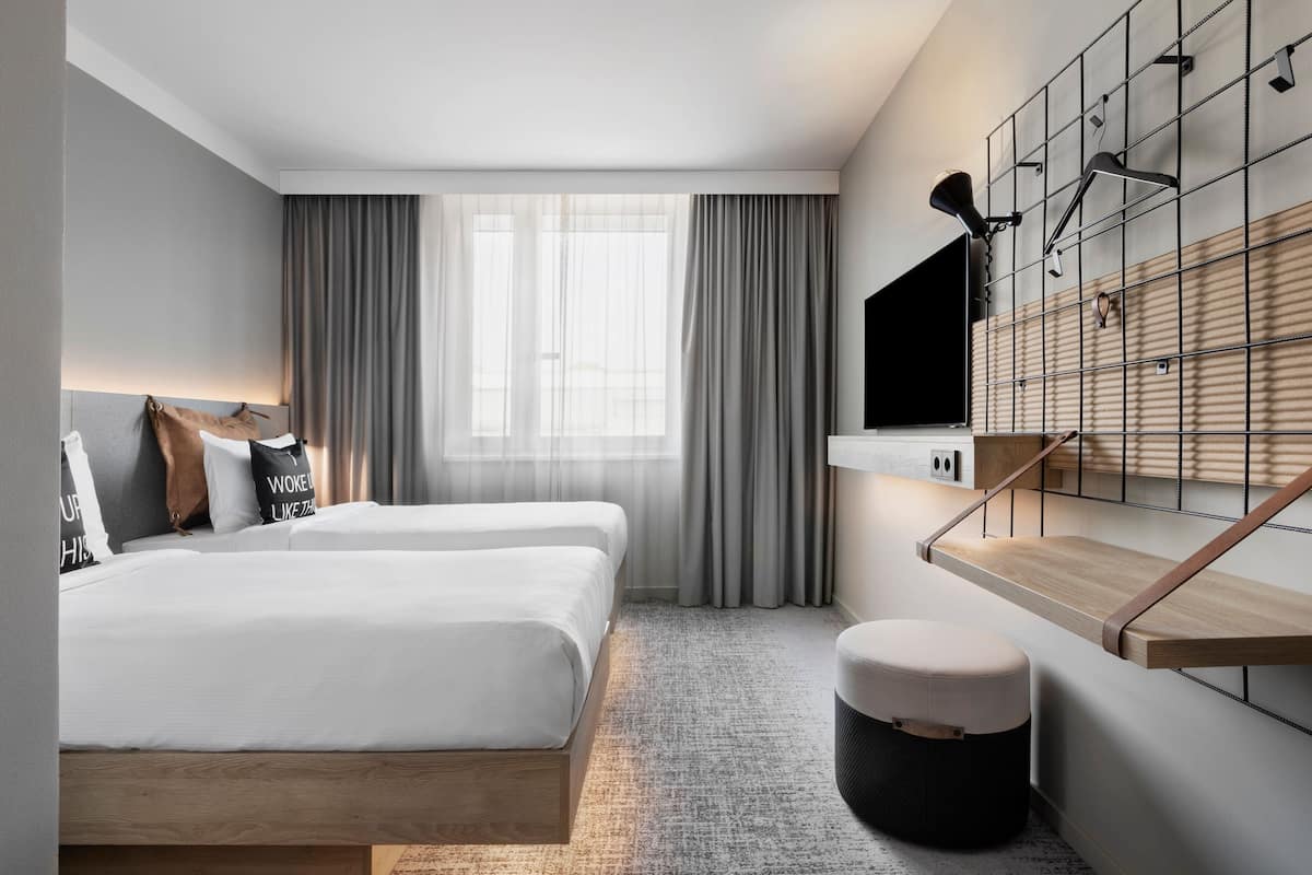Habitación, 2 camas individuales | Ropa de cama hipoalergénica y espacio para trabajar con laptop